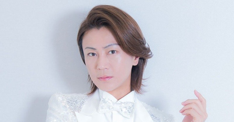 氷川きよし「髪色を落ち着かせてみた！」　新ヘアカラー＆メガネショットに反響「どんどんきれいに」 | ORICON NEWS