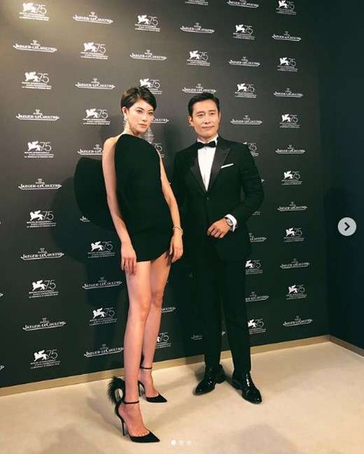 森星　驚愕の9頭身美脚！マークジェイコブスとのコラボコーデを披露