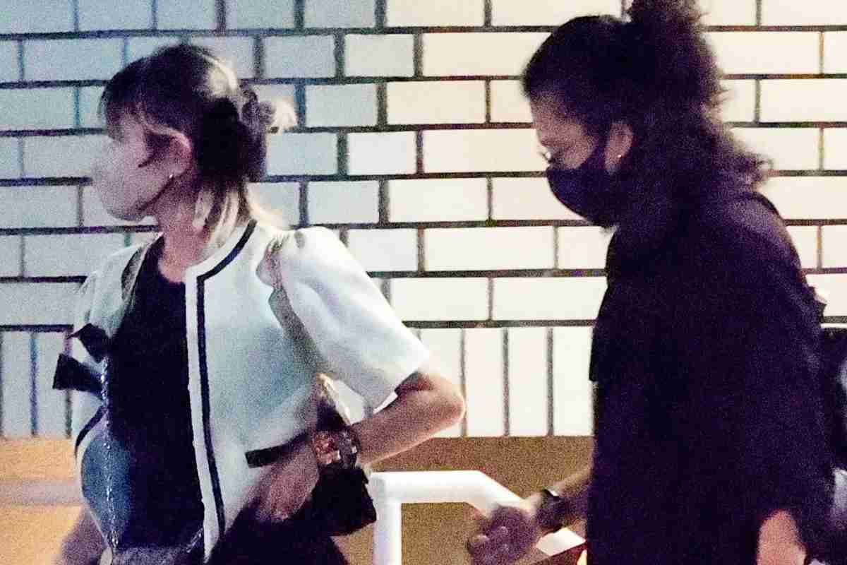 小栗旬と山田優　結婚10年目の“恋人つなぎ”デート「誕生日には黄色のバラを」｜NEWSポストセブン