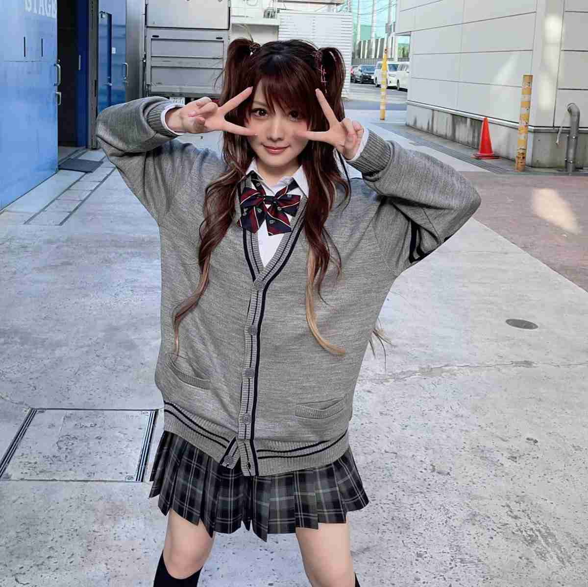 32歳の田中れいな　ミニスカ＆ハイソックスの制服姿に「JKにしか見えない　可愛すぎる」「悶絶」の声
