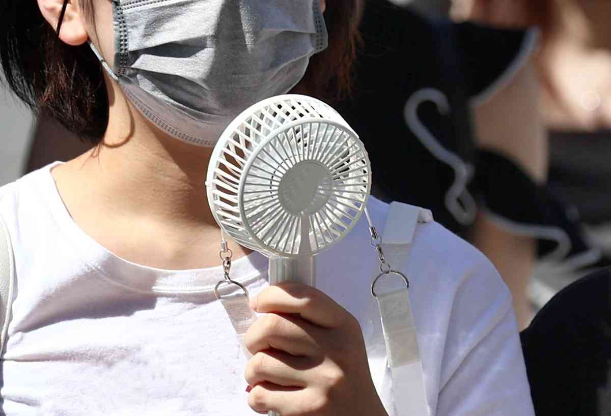 発火事故も発生 猛暑に重宝する「携帯扇風機」、使用上の注意点は？ | オトナンサー
