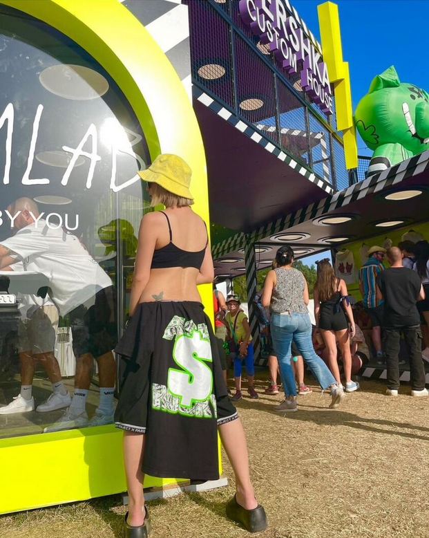 倖田來未、パリで肌見せ私服姿＆腰のタトゥー披露「スタイル良すぎてやばい！」「絵になる」の声