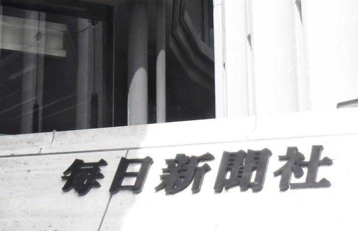 毎日新聞ヘリ、飛行中に操縦席の窓落下…始球式用のボール落とすため長崎に向かう途中 : 読売新聞オンライン