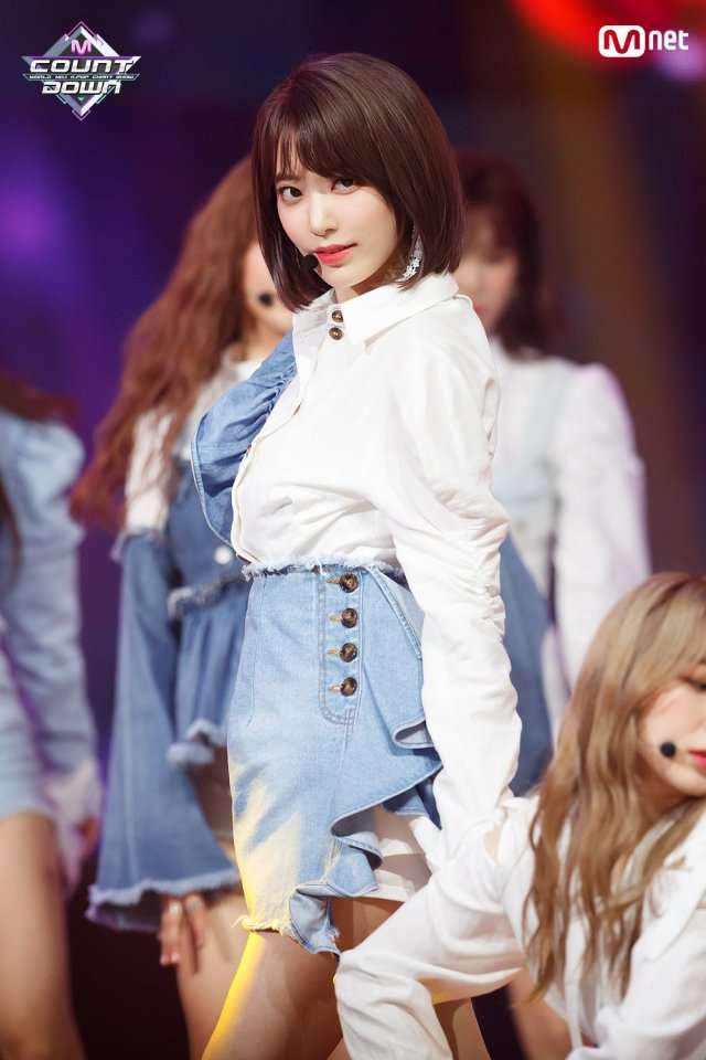 宮脇咲良『SEE LV』レセプションイベント登場 ルイ・ヴィトン纏いミニスカートから美脚
