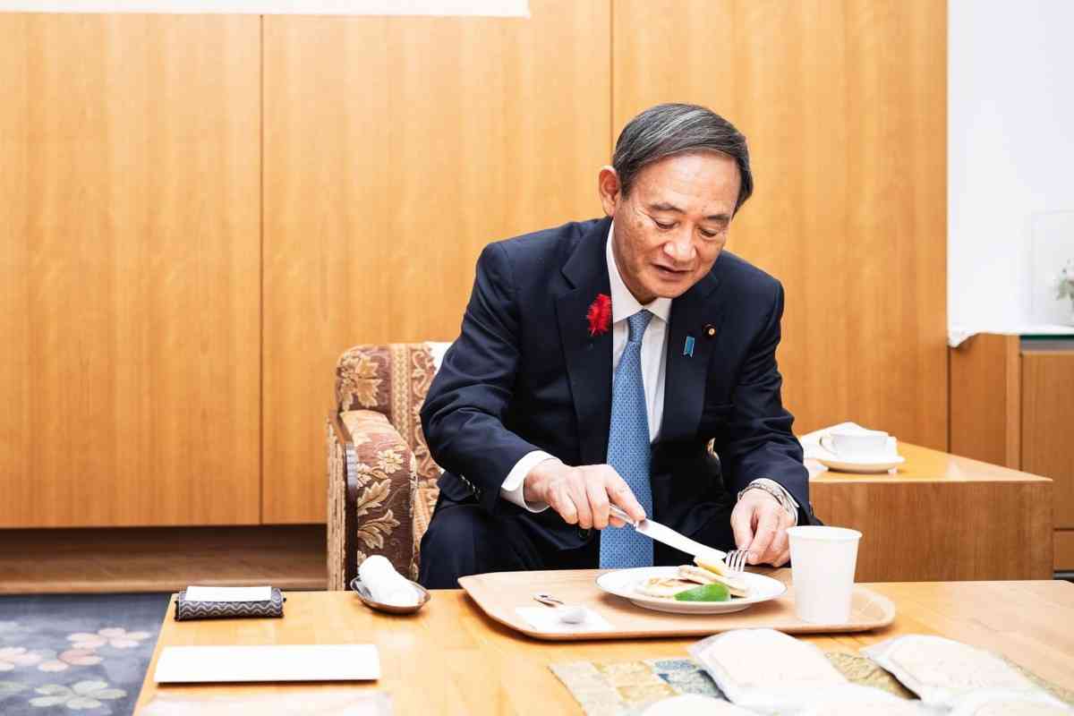 代表らが菅総理に表敬訪問時、九州パンケーキと共にMATCHA MODEを提供した - ひなた宮崎経済新聞