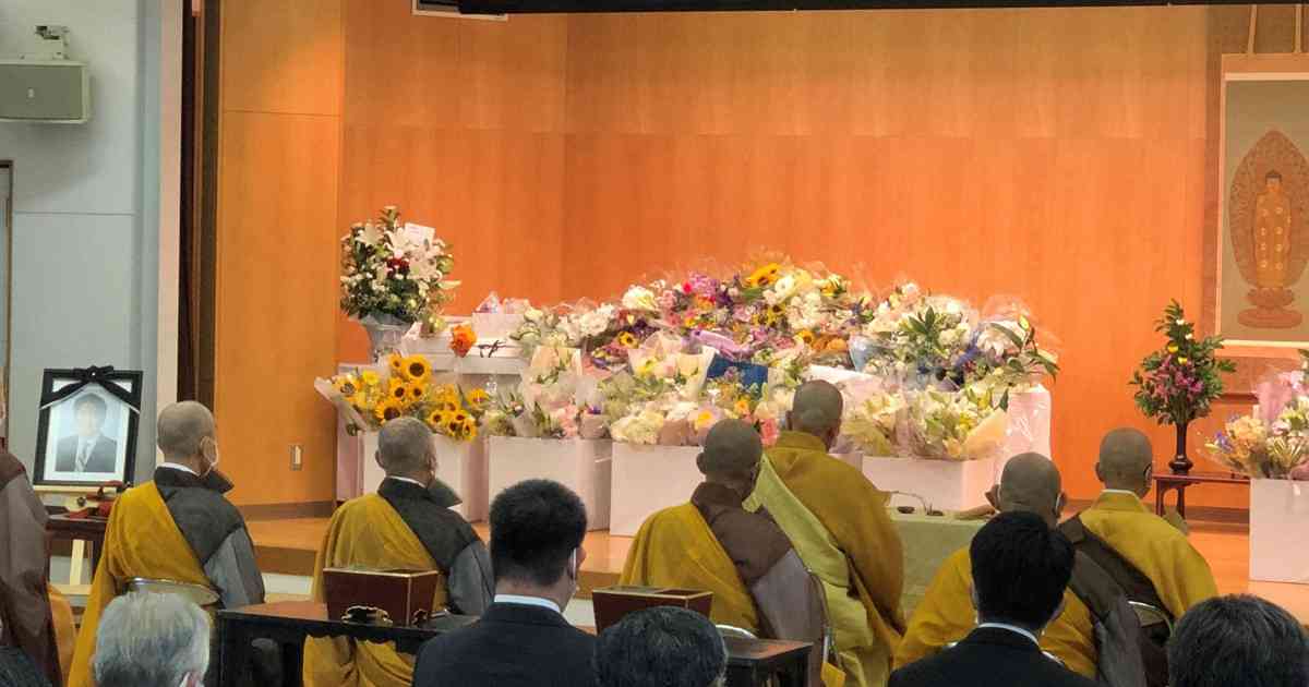 安倍氏悼む10万人の献花供養　奈良・西大寺　元首相銃撃 | 毎日新聞
