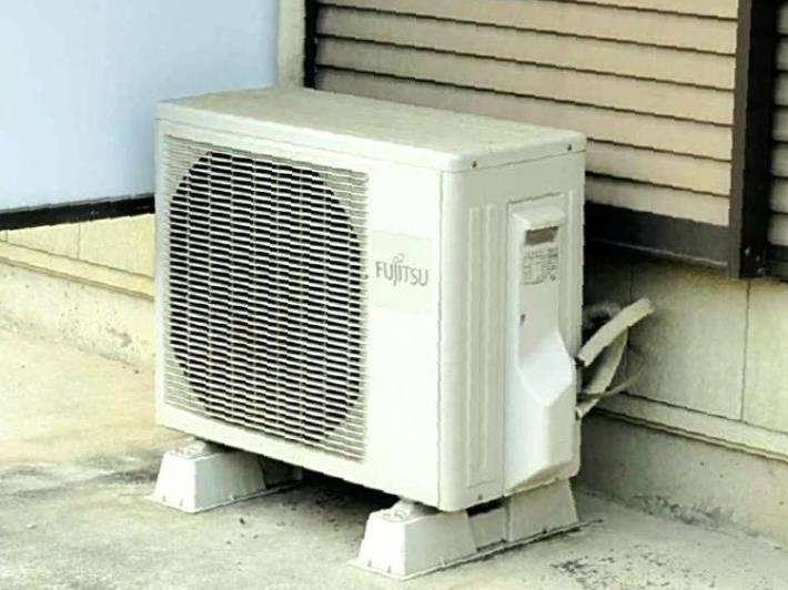 猛暑の6月、昼下がりにアパート1階のエアコン室外機9台消える