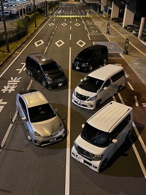 公道ふさぎ「車の撮影会」…ツイッターで画像拡散 高松空港が警告、香川県警は捜査へ