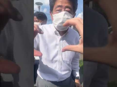 【日本のパパ】若者（JK）の手ハート(ハートポーズ)に「これがいいの？」と気さくに応じてあげる優しい安倍元総理 shinzo abe 　#shorts #安倍晋三 #abe - YouTube