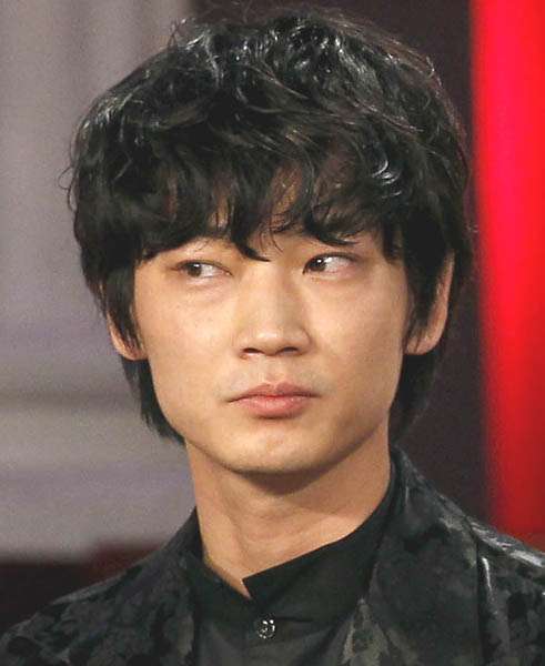 綾野剛はN党“ガーシー政見放送”に戦々恐々…主演ドラマは視聴率2ケタで好調キープも