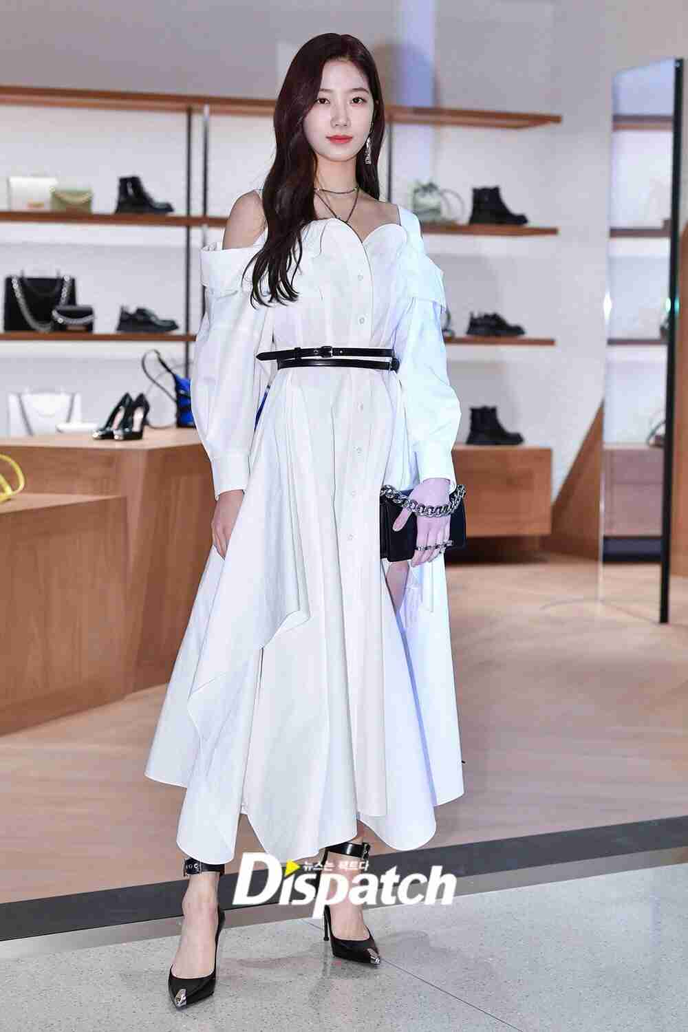 宮脇咲良『SEE LV』レセプションイベント登場 ルイ・ヴィトン纏いミニスカートから美脚
