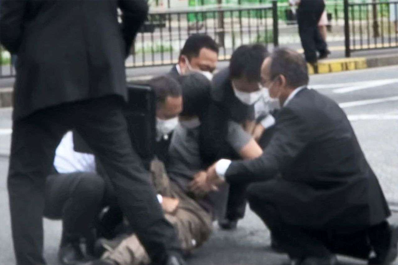《安倍晋三元首相が銃撃で死亡》「SPは1人」「銃対策不足」“警護が手薄”になった背景