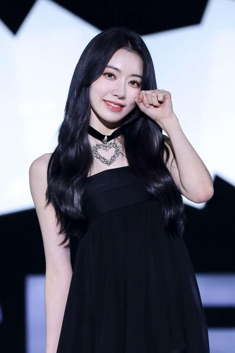 宮脇咲良『SEE LV』レセプションイベント登場 ルイ・ヴィトン纏いミニスカートから美脚