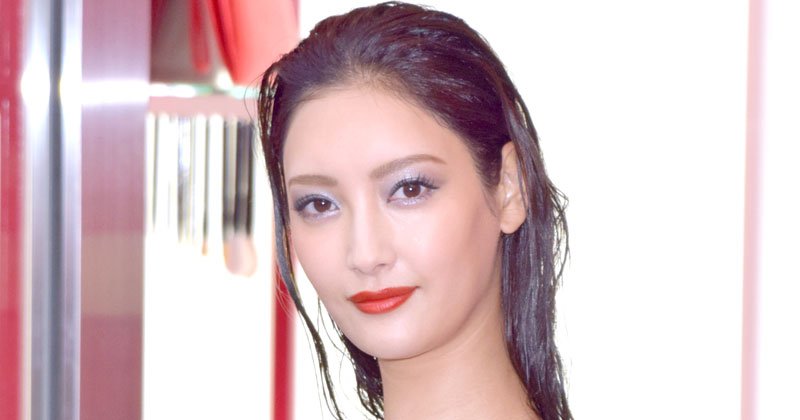 菜々緒、フンドシ風水着姿で圧巻の長身「軽々と屋根に手届いてる」「2メートル以上あるように見える」 | ORICON NEWS