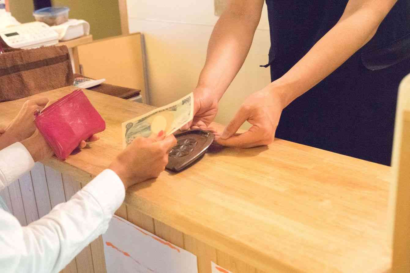 ひろゆき×成毛眞｢いまだにコンビニで現金を使う人は､自分は頭が悪いと表明しているのと同じだ｣