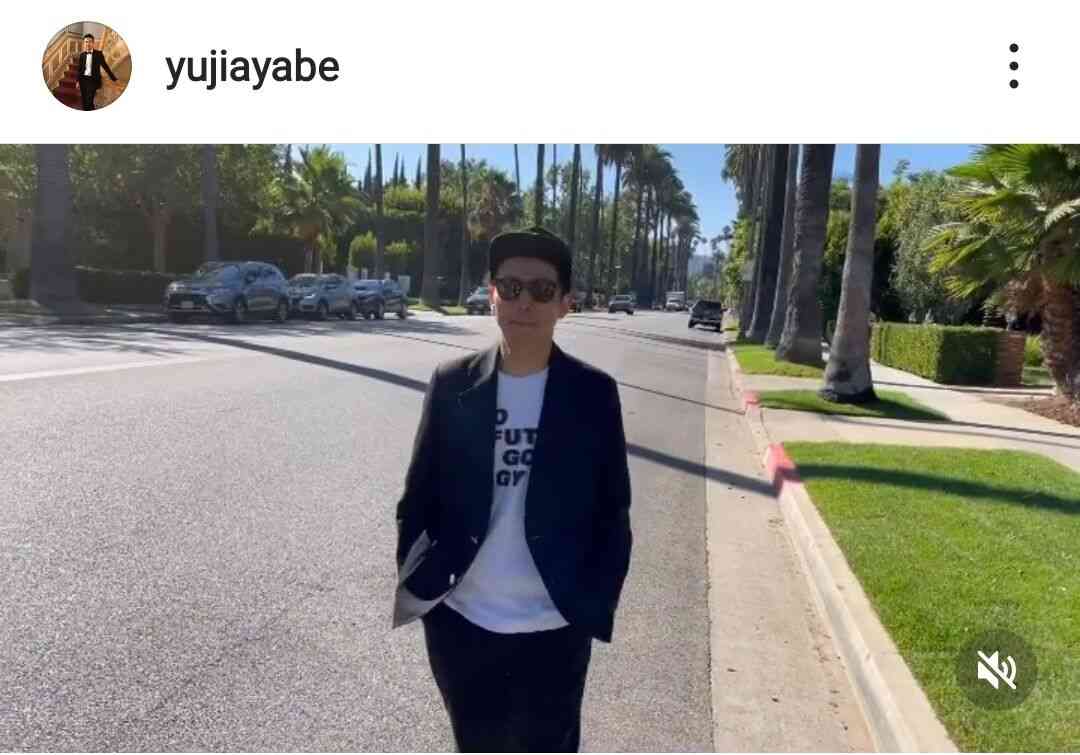 「何で!?」まさかの訪問者登場にファン騒然…綾部祐二、LA暮らしの44歳おしゃれ私服姿