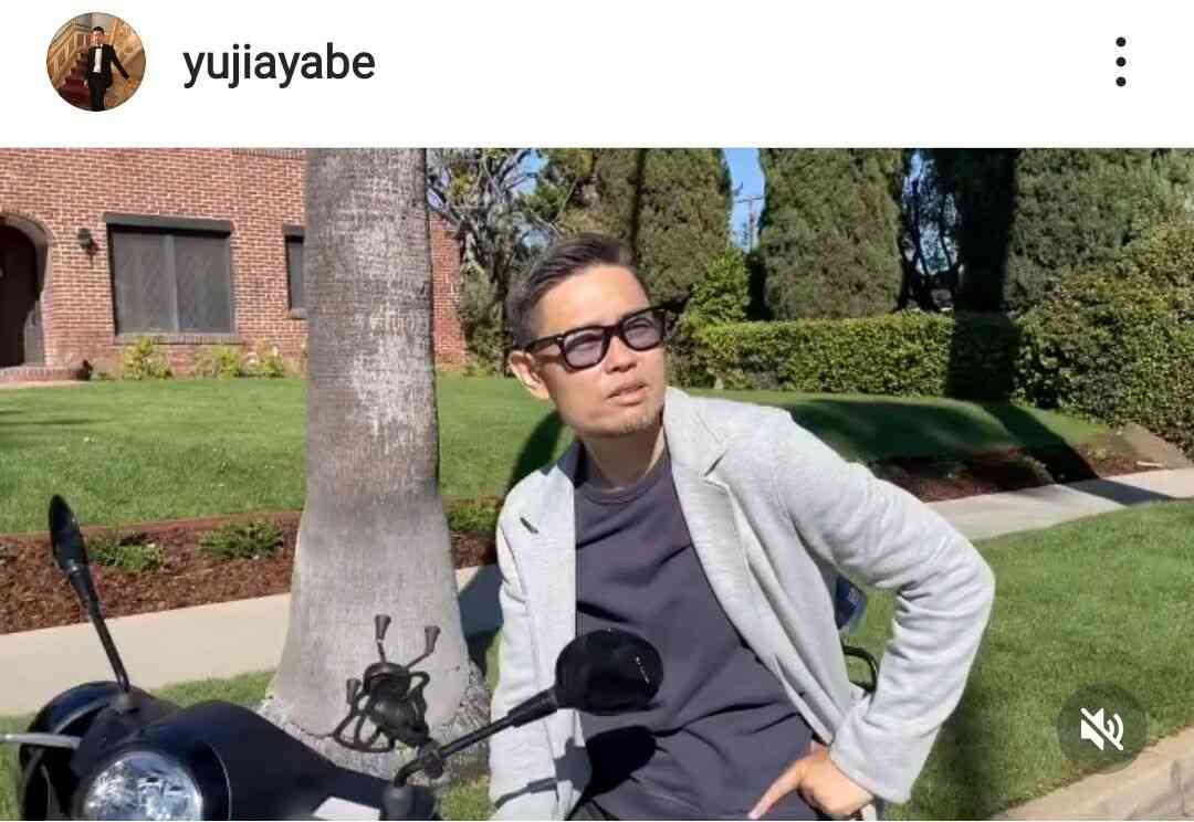 「何で!?」まさかの訪問者登場にファン騒然…綾部祐二、LA暮らしの44歳おしゃれ私服姿