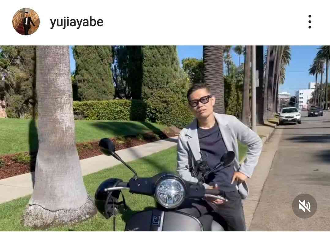 「何で!?」まさかの訪問者登場にファン騒然…綾部祐二、LA暮らしの44歳おしゃれ私服姿