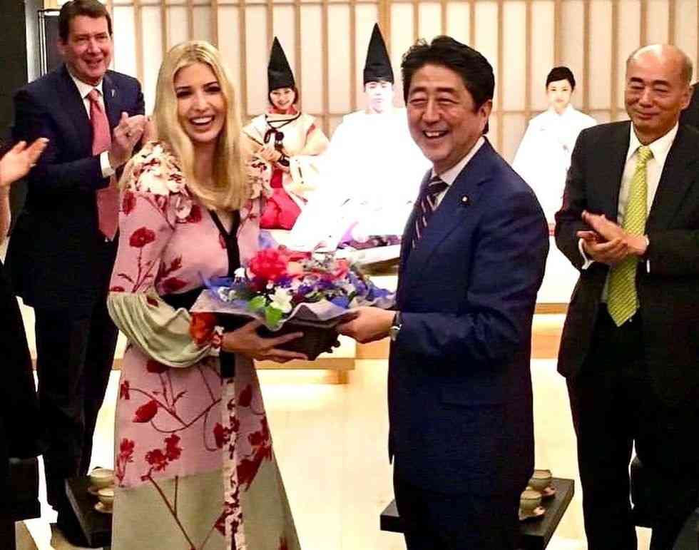 イヴァンカ・トランプ、安倍元首相との家族交流フォトを公開（25ans（ヴァンサンカン）） - Yahoo!ニュース