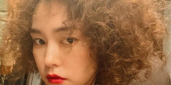 桐谷美玲、クルクル“ボンバーヘア”に変身「何でも似合う」「菅田くんみたい」と反響 - モデルプレス