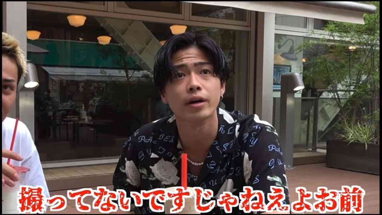 「まるごと1冊コムドット」“10万部突破記念”関西圏でのサイネージ広告が実現　クールなソロカット初公開