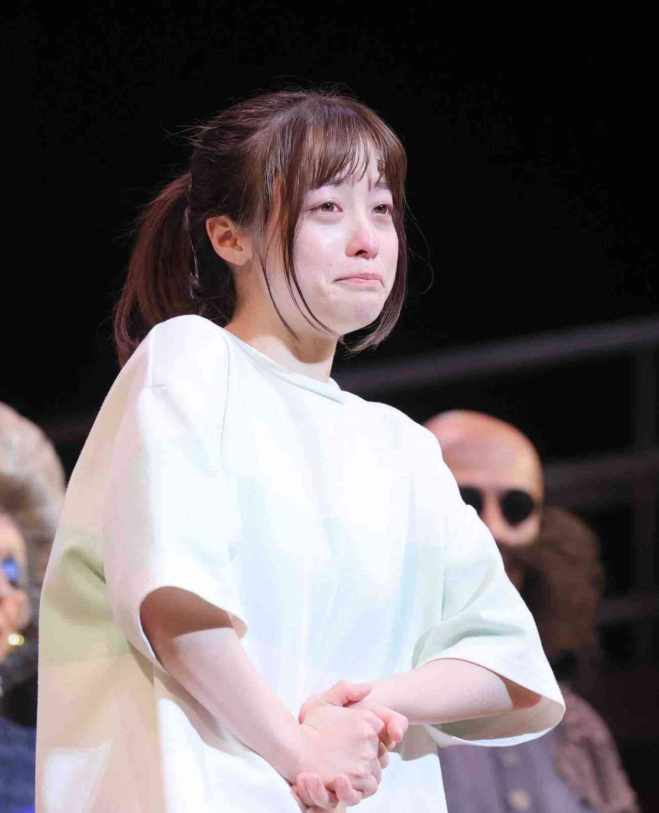 橋本環奈「千と千尋」大千秋楽で号泣、無念休演の上白石萌音涙声メッセージにみるみる顔ゆがめ