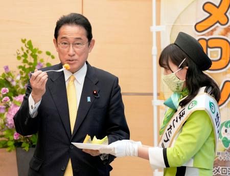 首相「ジューシーで元気出た」　贈呈の茨城メロンに笑顔：北海道新聞 どうしん電子版