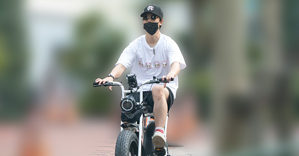 伊藤健太郎　仕事も好調！25歳誕生日に見せた高級自転車で喜びの疾走姿