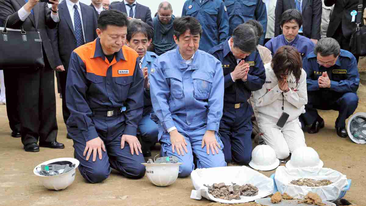 安倍元総理は硫黄島の飛行場の滑走路で、突然ひざまずき、手を合わせた。 私には何が起きたか、分からなかった。　～前統合幕僚長・河野克俊  –  ニッポン放送 NEWS ONLINE