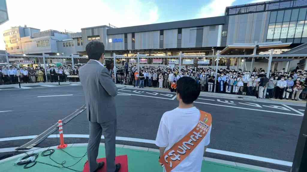 菅義偉前首相　安倍元首相は「寂しがり屋でもありました」、銃撃の一報受け「そばにいてやりたい」と奈良へ