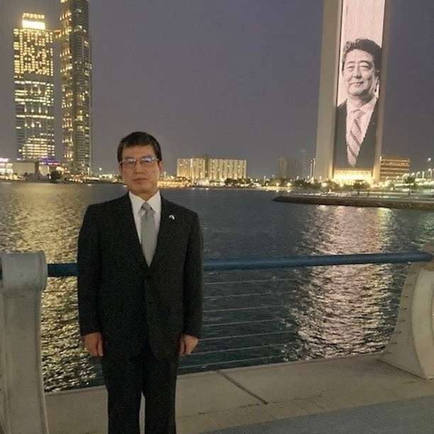		ADNOC、本社ビルに殺害された安倍元首相の写真を映し出す｜ARAB NEWS	 	