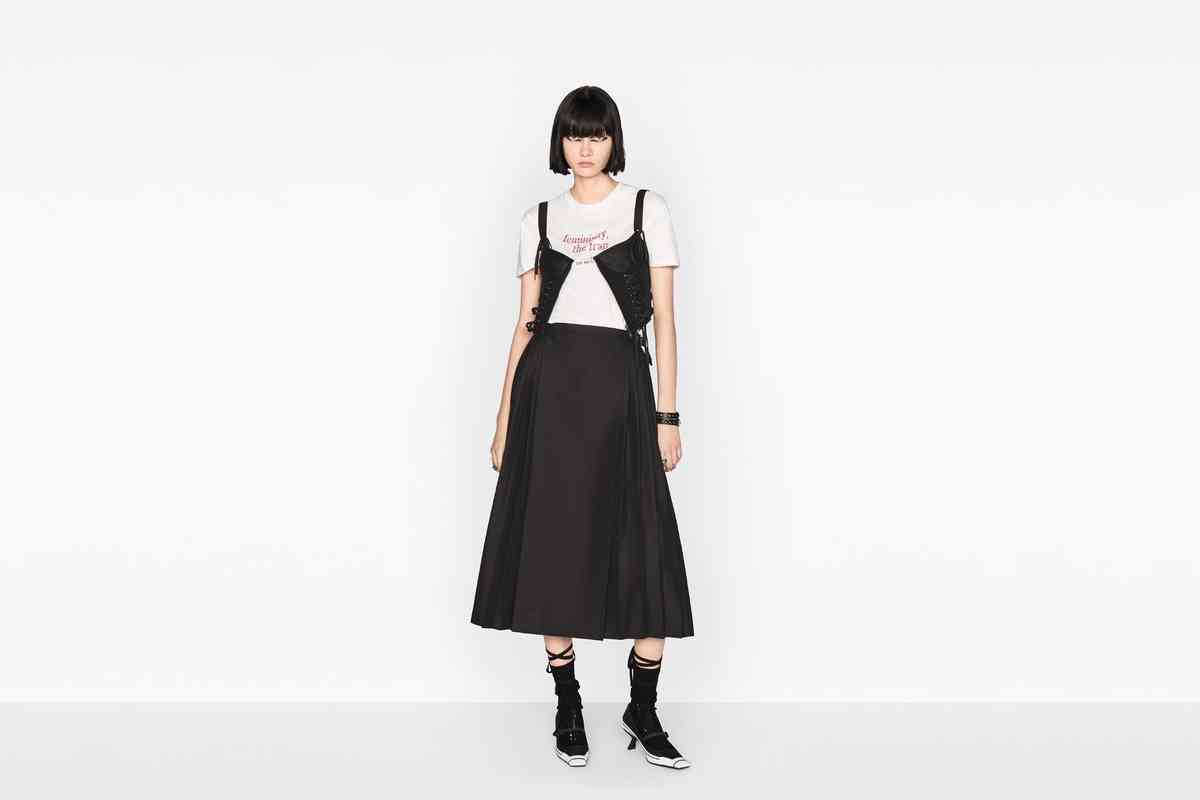 「ディオール」が中国ネット界で炎上　「制服に着想した」スカートが中国の伝統衣装に酷似と批判