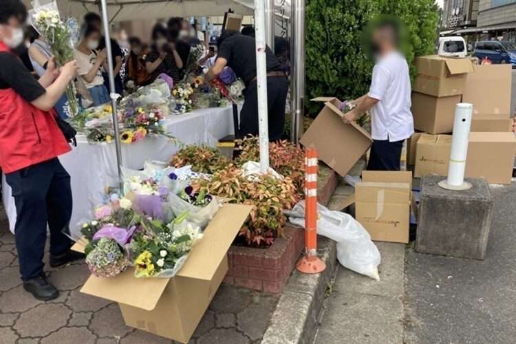 安倍元首相の献花は1日で「段ボール1000箱分」　佐藤啓議員のボランティア「安倍さんがどれだけ思われていたか痛感します」（NEWSポストセブン） - Yahoo!ニュース