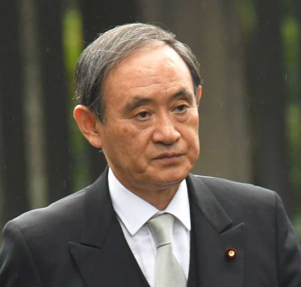 【菅義偉】菅氏に「帰れ」のヤジ 翁長前知事の沖縄県民葬で会場騒然｜日刊ゲンダイDIGITAL