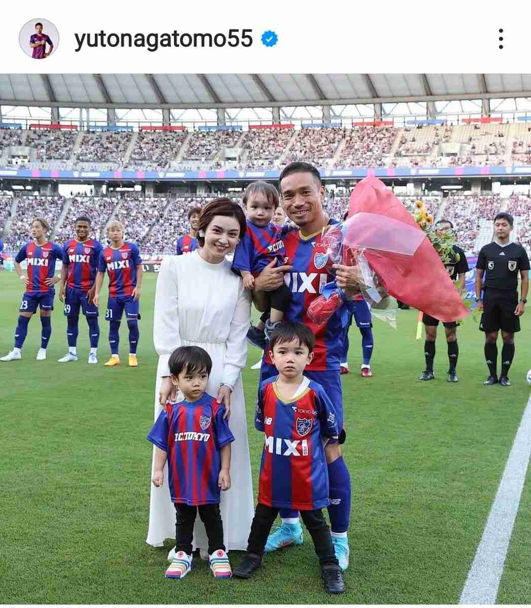 長友佑都 サイン入り ユニフォーム インテル フレーム付き　平愛梨　FC東京 長友佑都、妻の平愛梨＆ユニフォーム着た息子3人と記念ショット