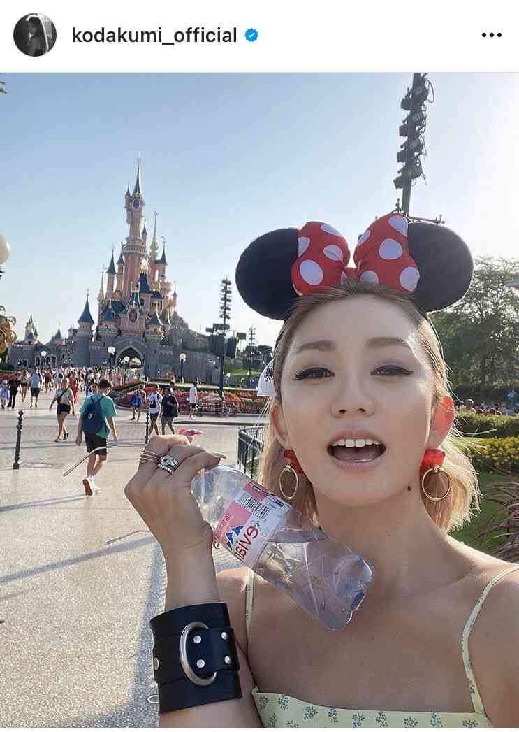 倖田來未、炎天下のパリディズニーを満喫！「ただ水飲んでるだけなのに絵になるってステキすぎる」
