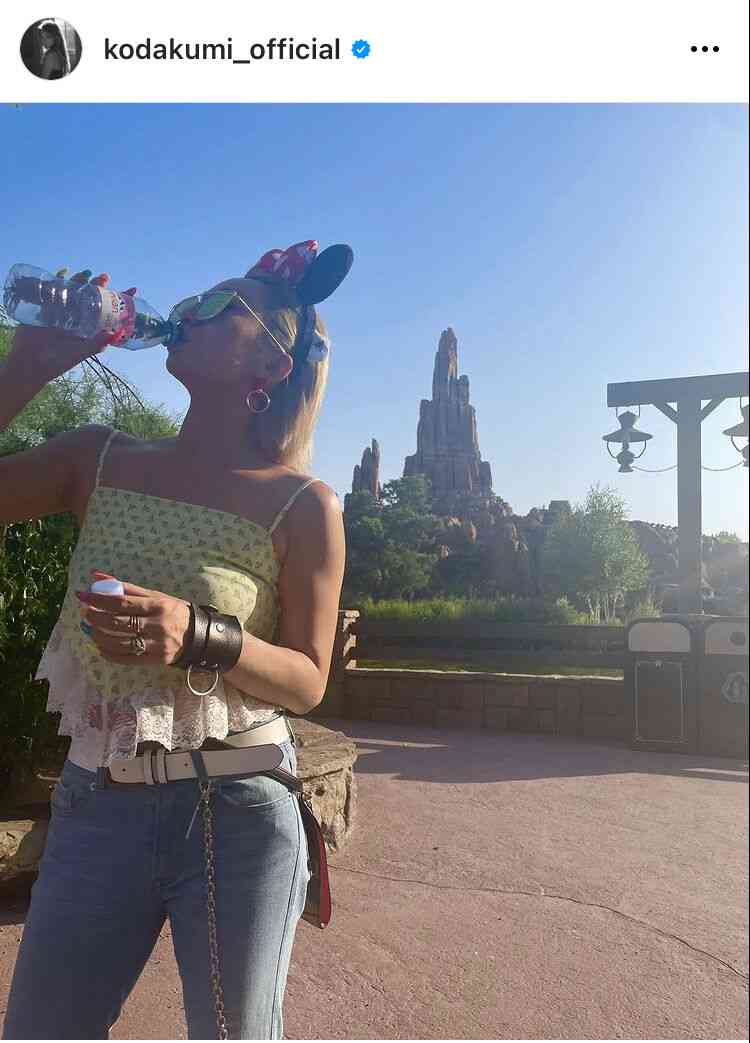 倖田來未、炎天下のパリディズニーを満喫！「ただ水飲んでるだけなのに絵になるってステキすぎる」