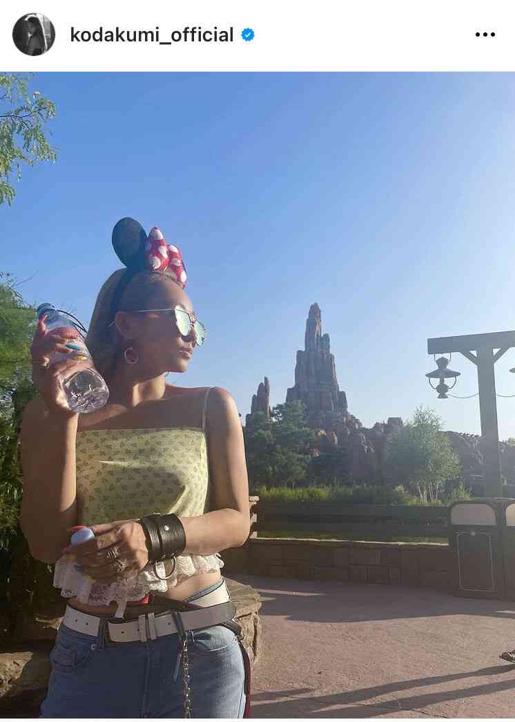 倖田來未、炎天下のパリディズニーを満喫！「ただ水飲んでるだけなのに絵になるってステキすぎる」 : スポーツ報知