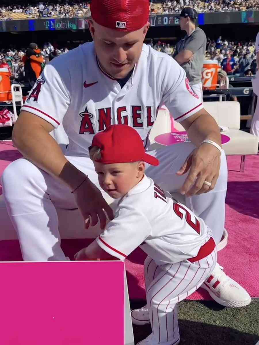 大谷翔平の「スタイルやば」193センチのスーツ着こなしが「足なっが！顔ちっちゃ」