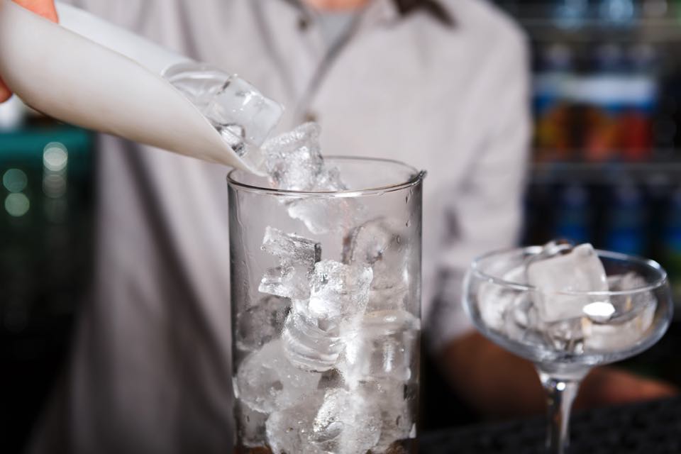 氷が無性に食べたくなる人は要注意！「氷食症」の原因と対策 - macaroni