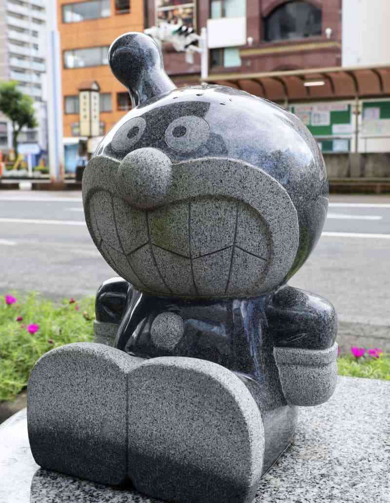 ばいきんまんの角破壊容疑 香川の男逮捕、像前蹴りか