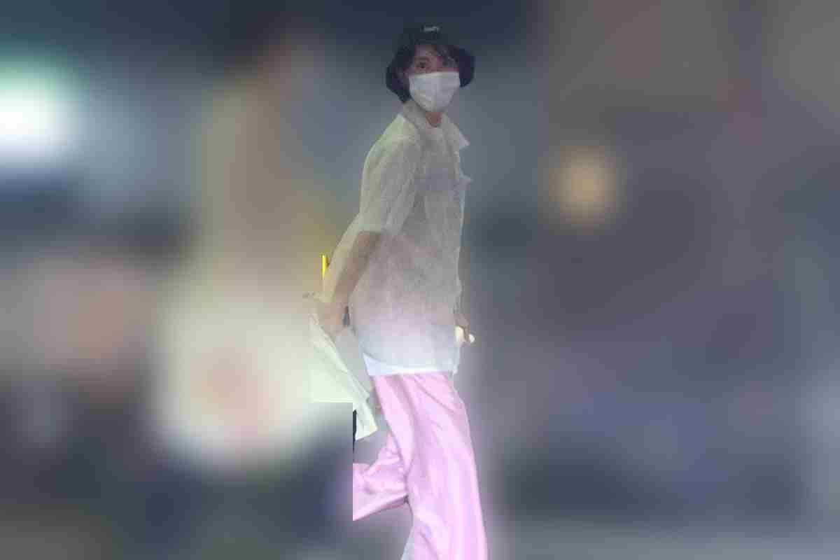 戸田恵梨香、ファン歓喜の「仕事復帰」　夜の路上で輝いたクールビューティー