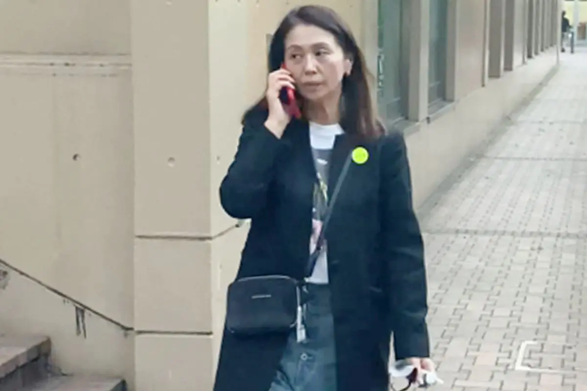 小泉今日子 加熱式たばこ片手にご機嫌…目撃した激務合間の“路上喫煙”姿