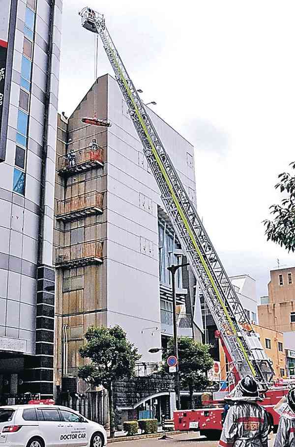 バルコニーからはしご車で救助　金沢・片町のビル｜社会｜石川のニュース｜北國新聞