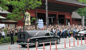 安倍元首相の葬儀営まれる　頰ずりし別れた昭恵氏「夢見ているよう」