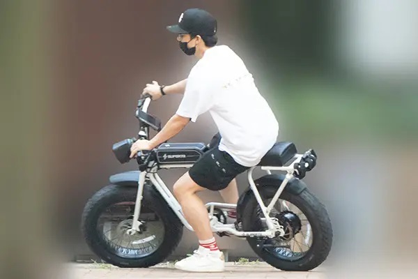 伊藤健太郎　仕事も好調！25歳誕生日に見せた高級自転車で喜びの疾走姿