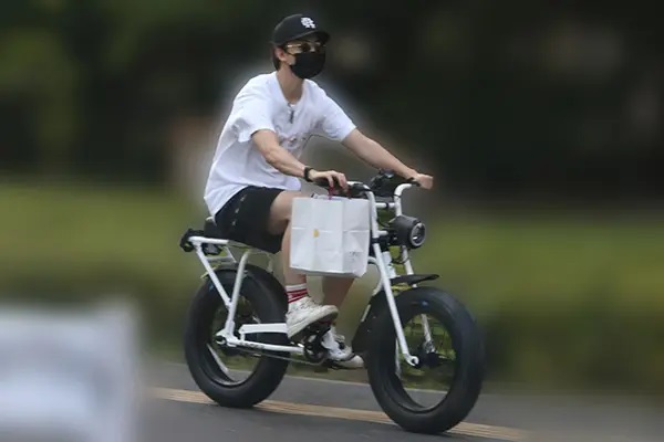 伊藤健太郎　仕事も好調！25歳誕生日に見せた高級自転車で喜びの疾走姿