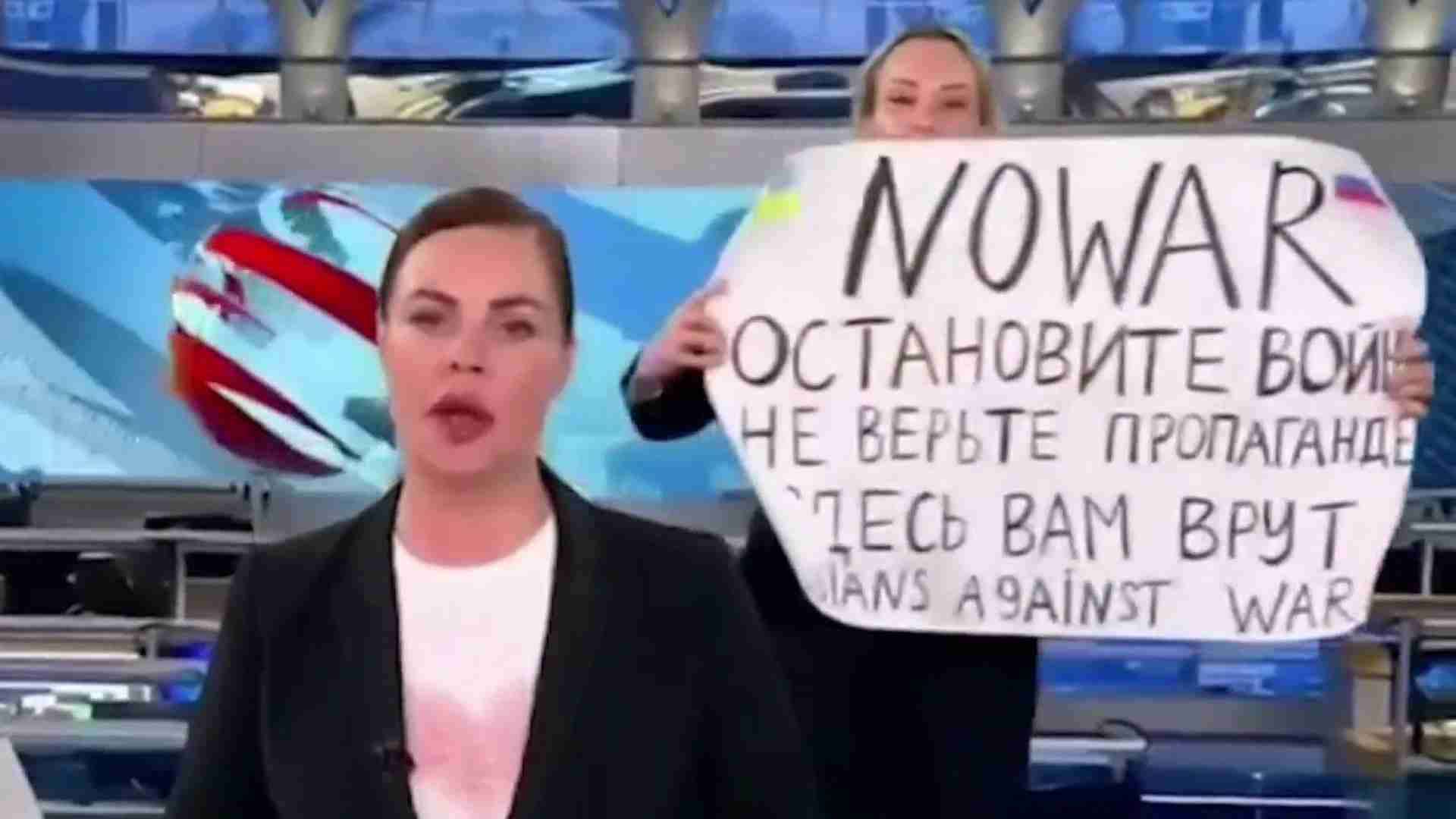 生放送で「戦争やめて」、ロシア　TV局の女性社員が紙掲げる