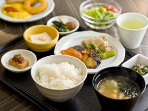 人気10代モデル「朝昼はガッツリ食べます」献立紹介も...　ネット衝撃「こんな量15秒で食べちゃう」