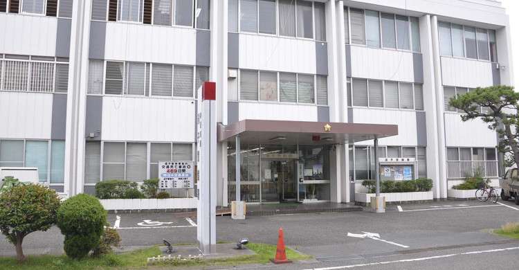 逗子海岸のトイレで盗撮　疑いの男逮捕　「裸見たくて」  | カナロコ by 神奈川新聞